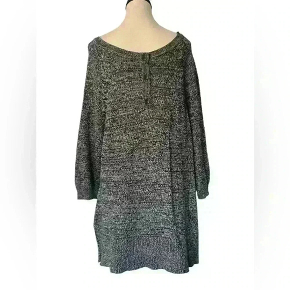 Lane Bryant Women’s Size 18/20 Crew neck sweater . Cute button design on back - Picture 3 of 10